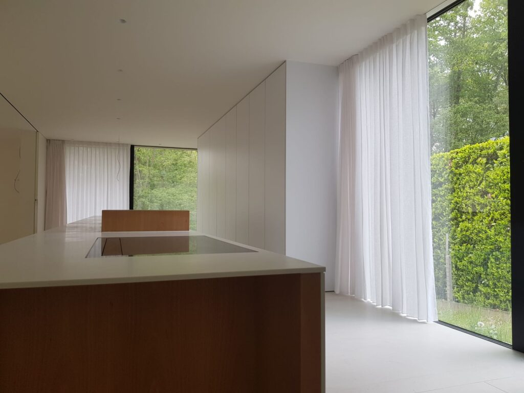 Gordijnen op maat in een modern interieur_fasset
