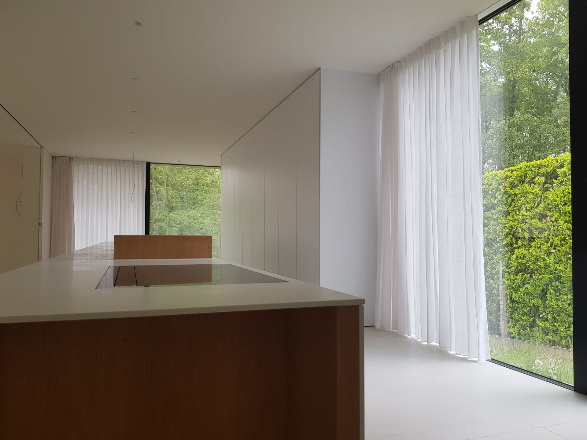 Gordijnen op maat in een modern interieur_fasset